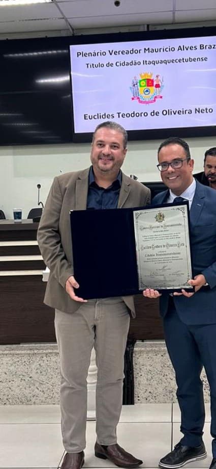 Dr. Euclides Teodoro recebendo o Título de Cidadão Itaquaquecetubense