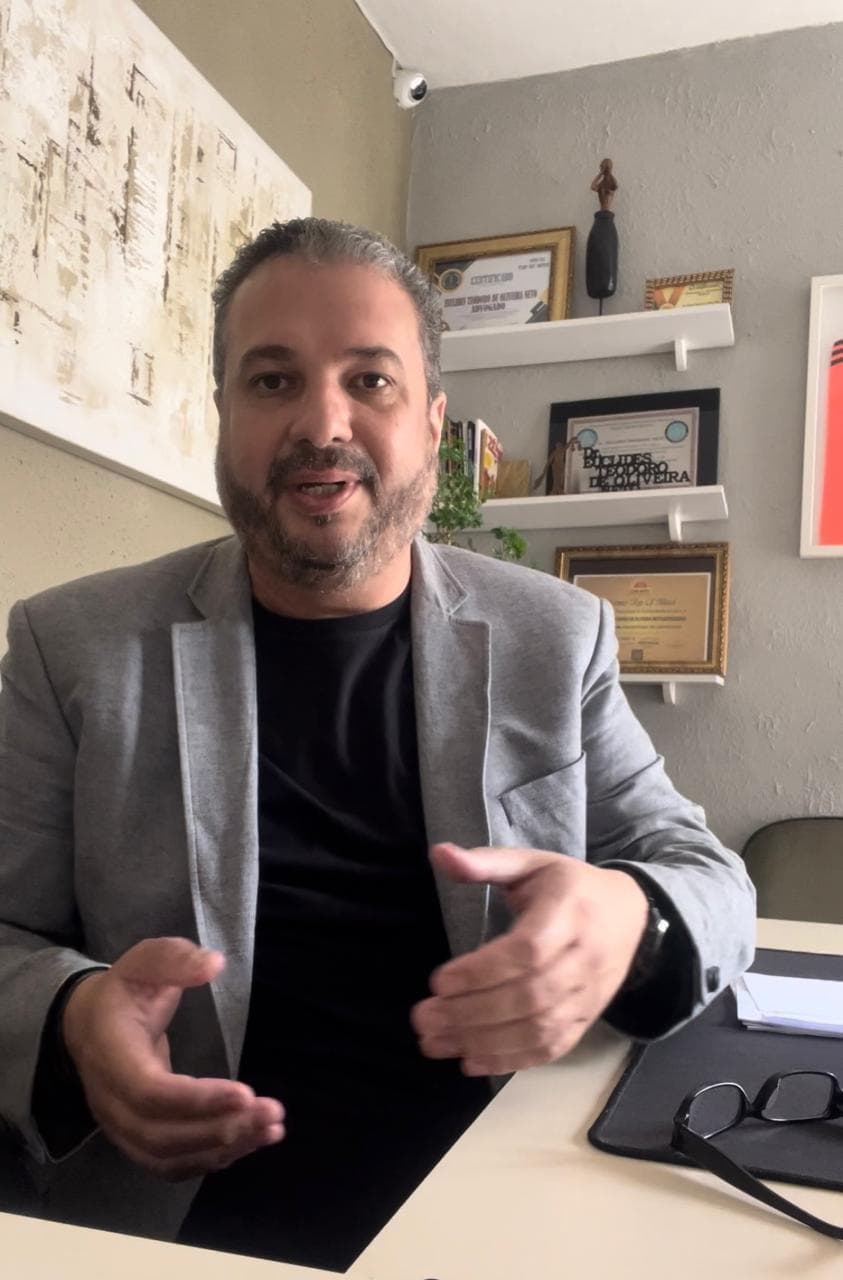 Dr. Euclides Teodoro em seu escritório